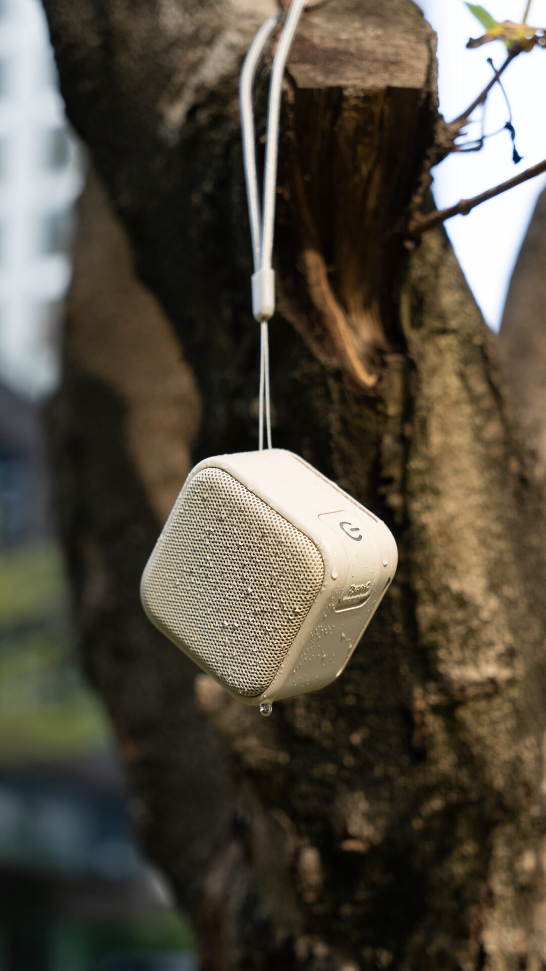 magnetci wireless charging waterproof bluetooth speaker